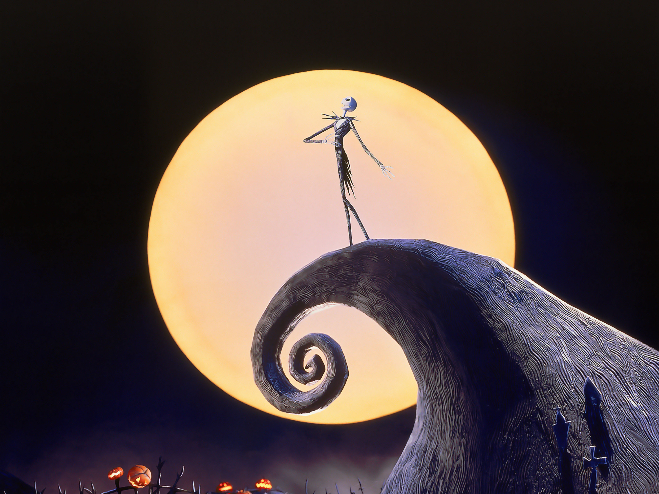 Fotografia de Jack Skelligton en el cementerio sobro la montaña curvada con la luna de fondo.